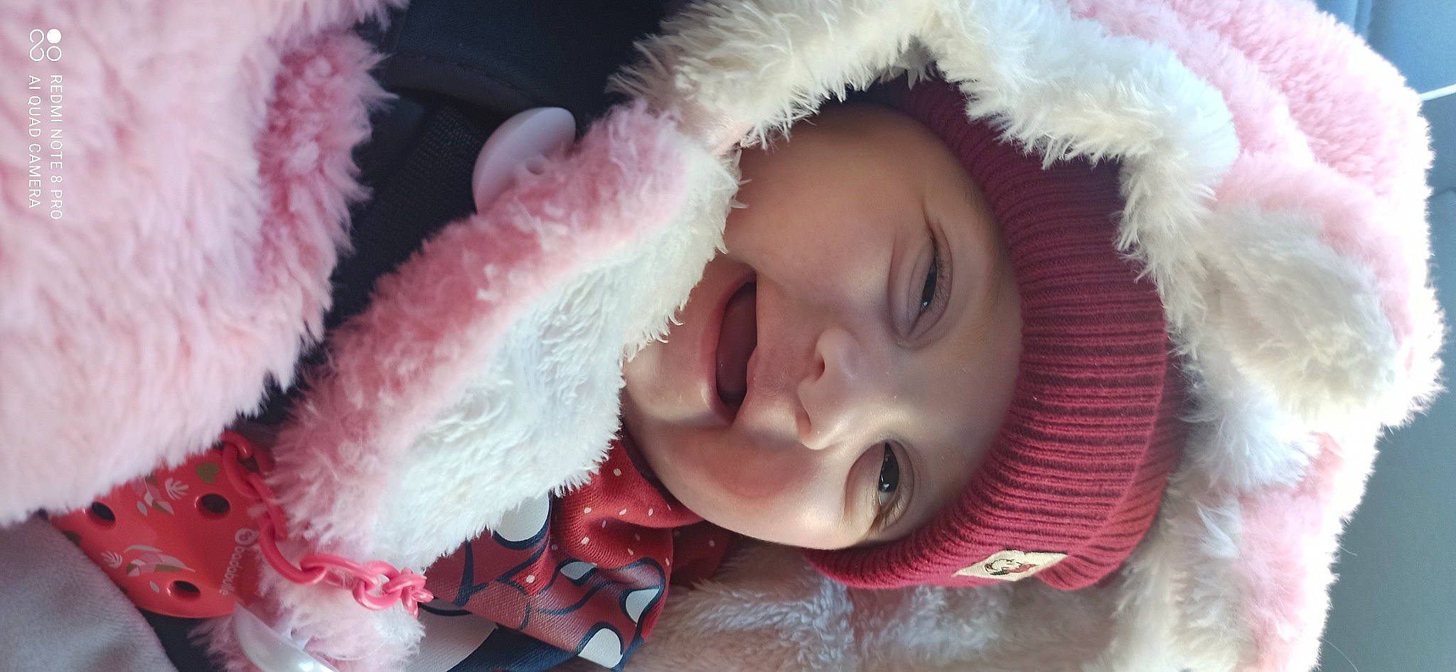 Elizia a rejoint le concours — aidez-le/la à gagner de superbes lots ! ear, eye, eyebrow, eyelash, face, fur_clothing, gesture, happy, head, headgear, headwear, human_body, lip, mouth, nose, outerwear, person, pink, plant, skin