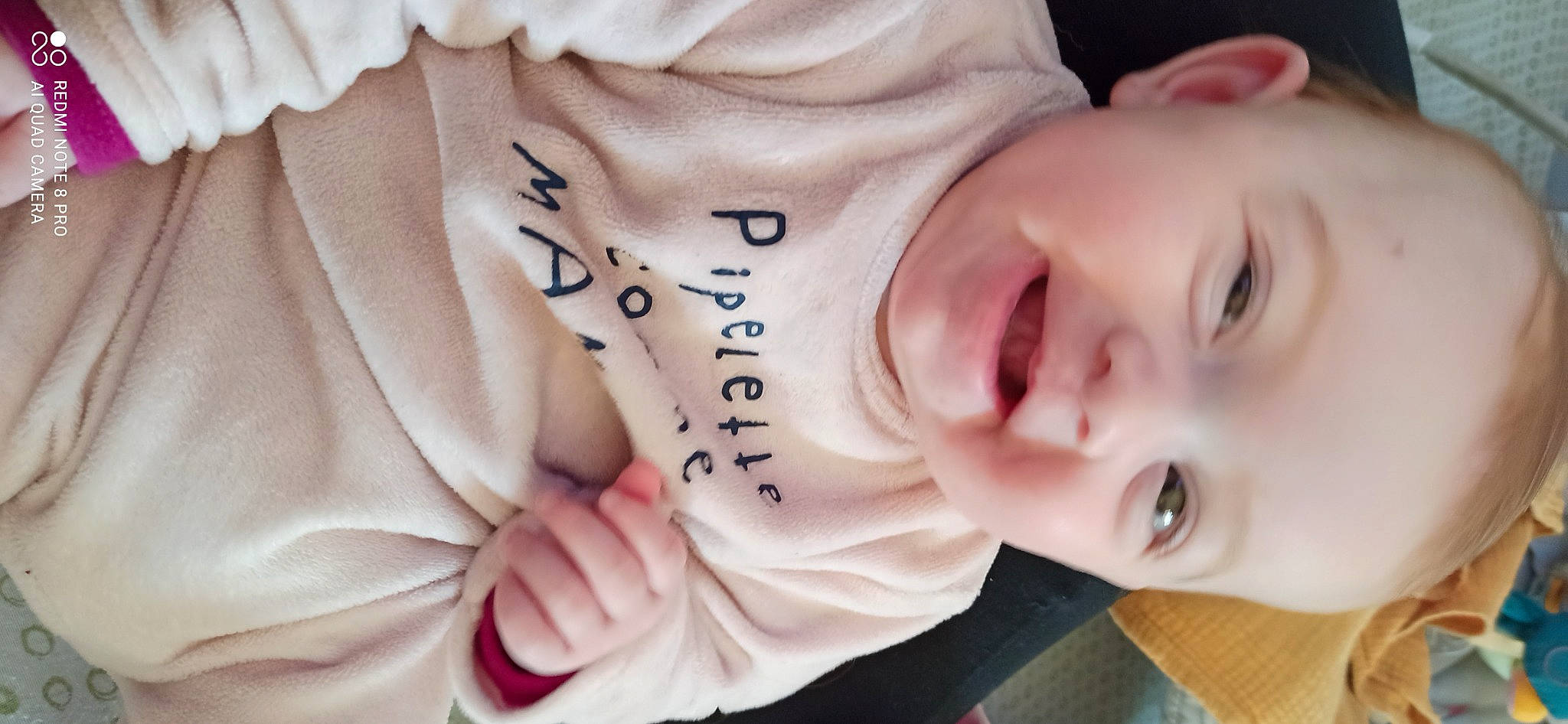 Elizia a rejoint le concours — aidez-le/la à gagner de superbes lots ! baby_toddler_clothing, cheek, collar, comfort, eyelash, face, finger, gesture, happy, jaw, lip, mouth, muscle, neck, nose, outerwear, person, pink, skin, sleeve