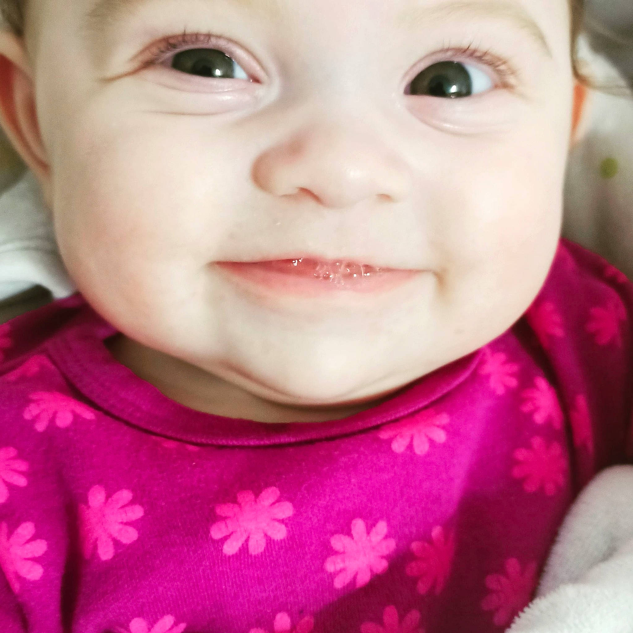 Elizia a rejoint le concours — aidez-le/la à gagner de superbes lots ! baby_toddler_clothing, cheek, dress, ear, eye, eyebrow, eyelash, forehead, happy, headwear, iris, jaw, joy, lip, mouth, neck, nose, person, pink, skin