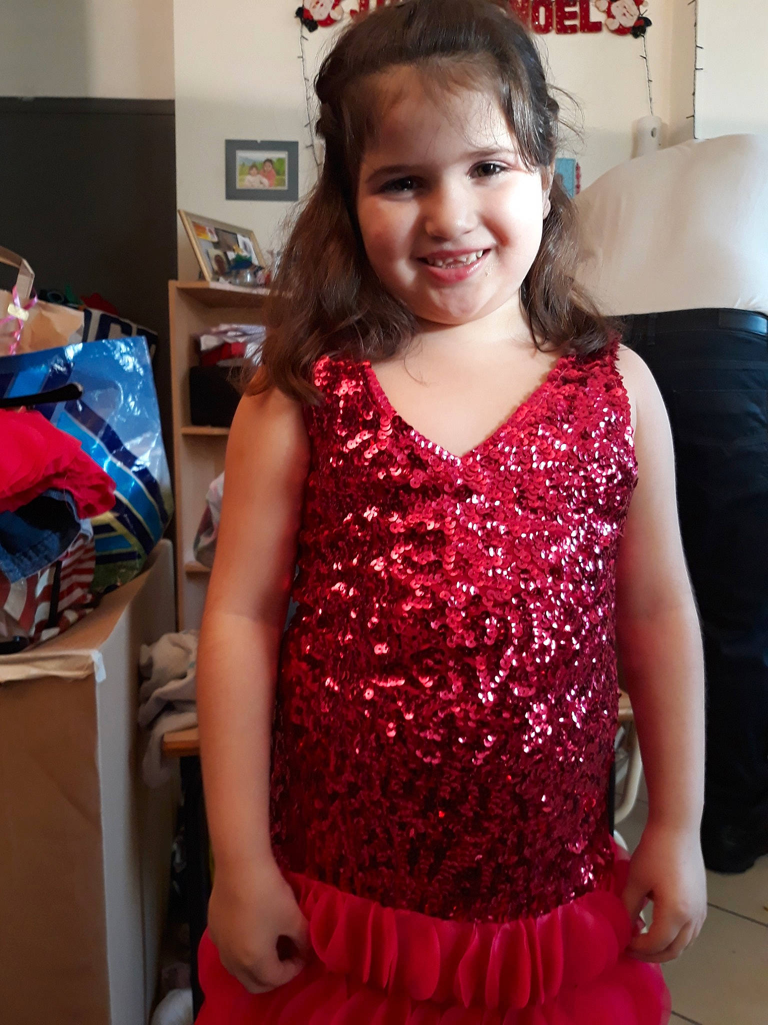 Kelly a rejoint le concours — aidez-le/la à gagner de superbes lots ! abdomen, beauty, brown_hair, child, clothing, cocktail_dress, costume, dress, fashion, formal_wear, fun, girl, gown, hairstyle, joy, outerwear, person, red, shoulder, smile