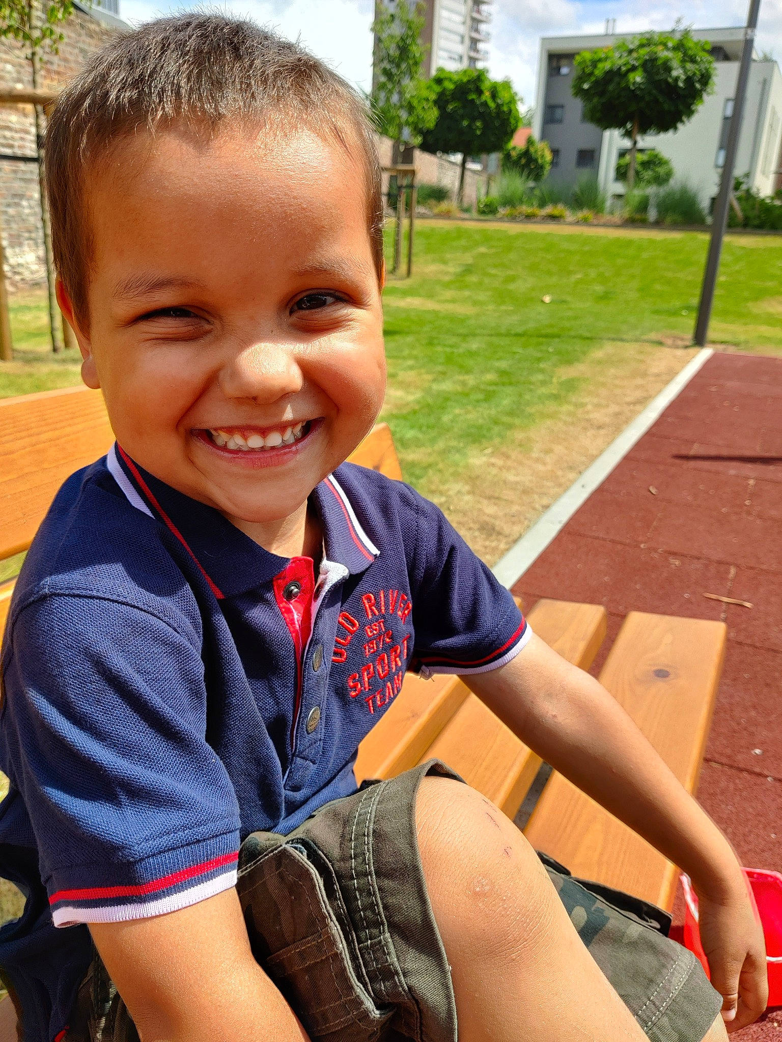Hugo a rejoint le concours — aidez-le/la à gagner de superbes lots ! blond, child, cool, fun, grass, happy, human_leg, joy, leg, leisure, mouth, person, plant, recreation, sitting, skin, smile, summer, t_shirt, thigh