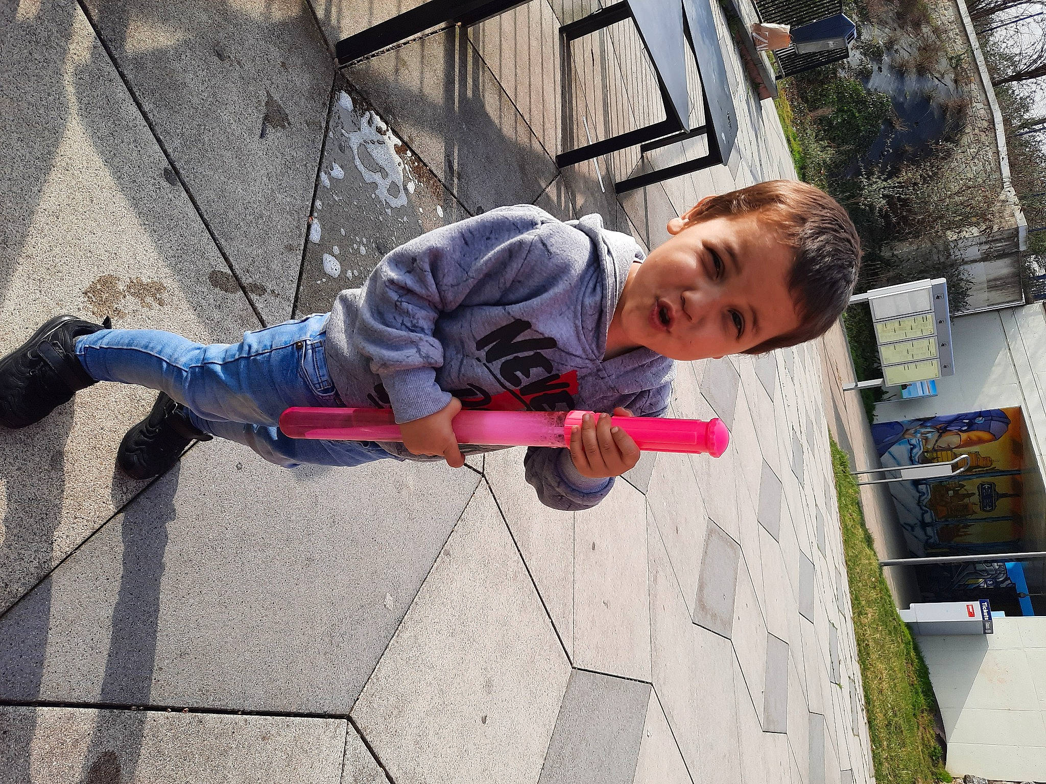 Hugo participe au concours pour gagner de l'argent avec cette photo : baby, building, child, concrete, flooring, fun, leisure, pattern, person, shadow, sitting, toddler, tree, vacation, window