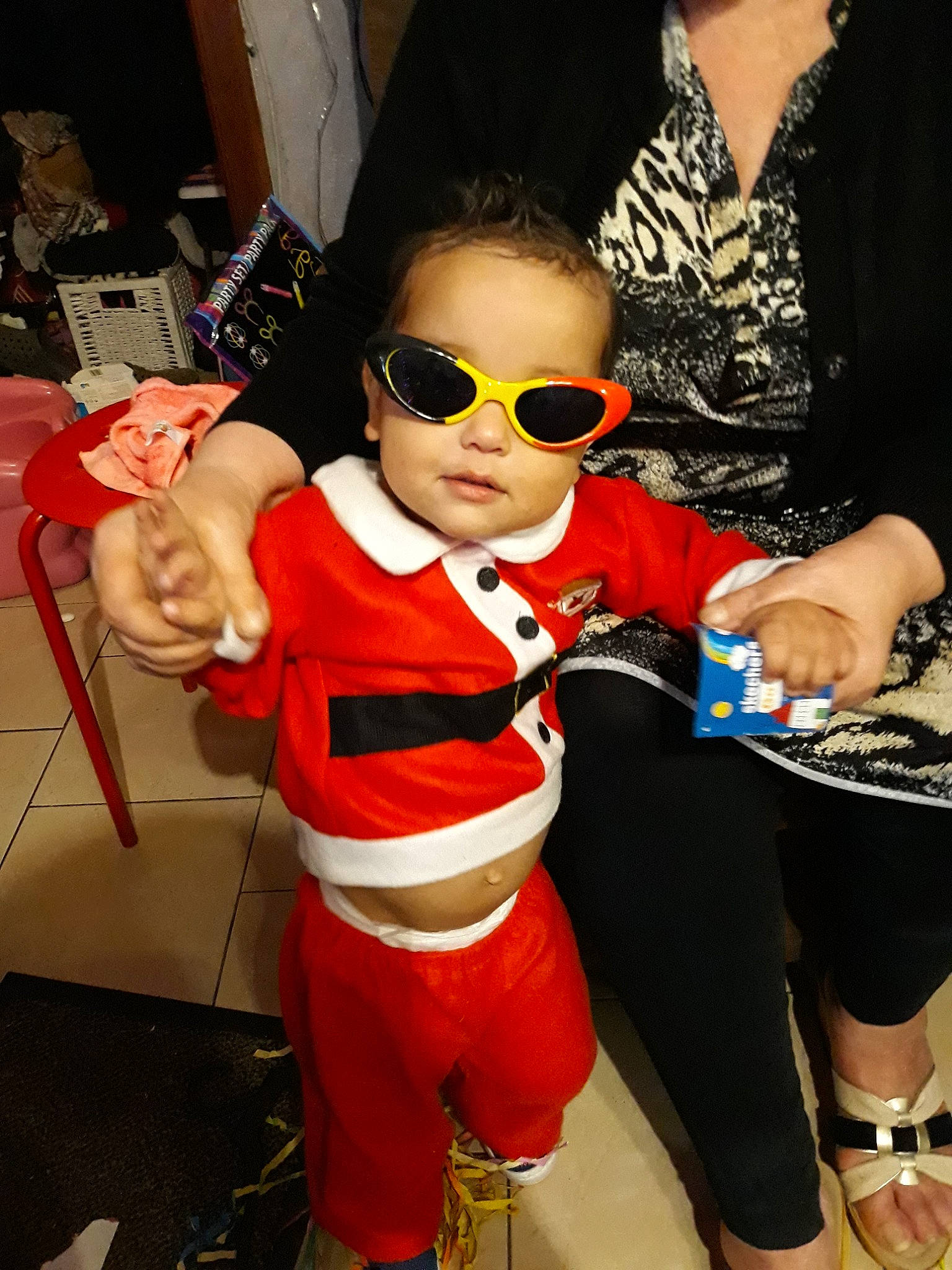 Hugo participe au concours pour gagner de l'argent avec cette photo : costume, eyewear, fashion, fashion_accessory, fun, glasses, hairstyle, person, product, sunglasses, vision_care