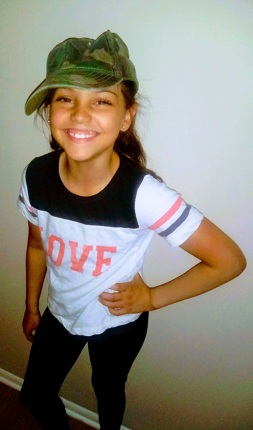 Amya is registered to the contest to win money with this photo: arm, clothing, cool, fashion_accessory, hat, headgear, joy, leg, neck, person, sleeve, smile, t_shirt