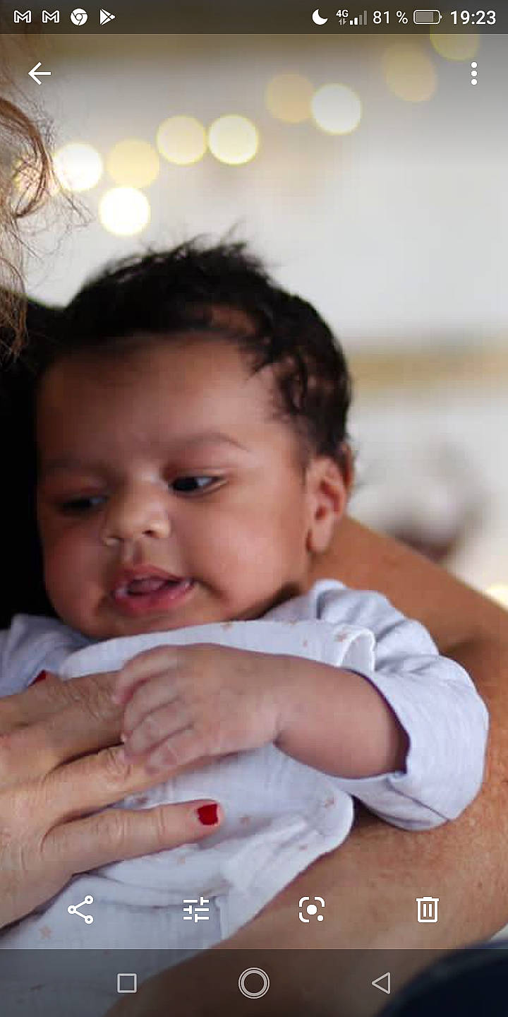 Julian participe au concours pour gagner de l'argent avec cette photo : baby, baby_toddler_clothing, cheek, chin, ear, eye, eyebrow, eyelash, face, facial_expression, finger, gesture, hand, happy, lip, mouth, nail, nose, person, skin