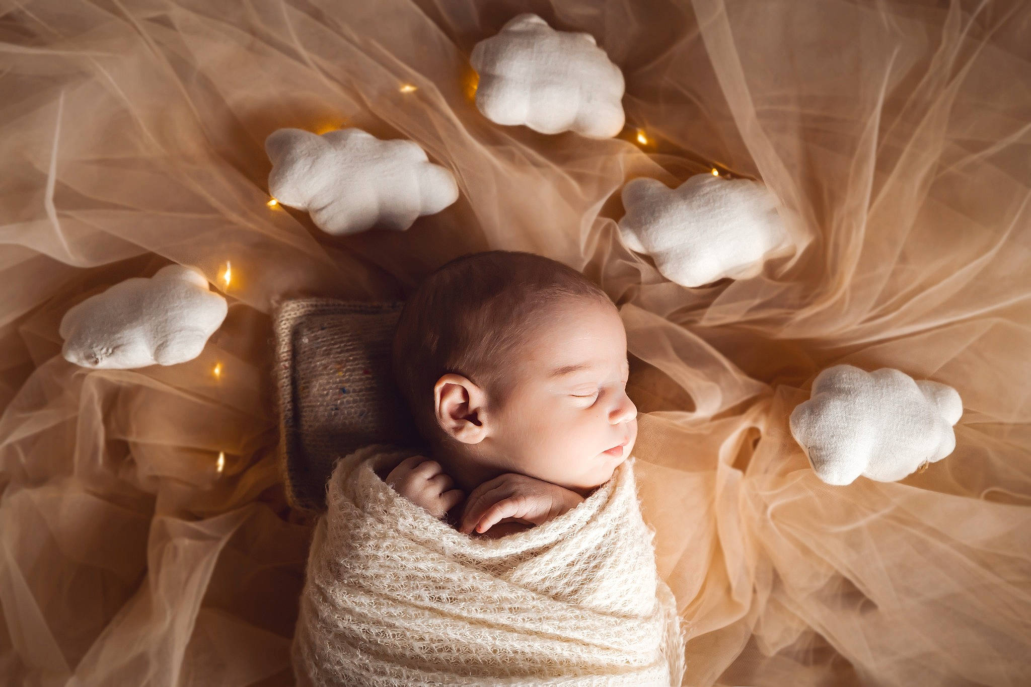 Lize a rejoint le concours — aidez-le/la à gagner de superbes lots ! baby, bed, bedding, ceiling, child, comfort, cut_flowers, darkness, event, fashion_accessory, flash_photography, fun, happy, light_fixture, lighting_accessory, linens, person, portrait_photography, room, still_life_photography