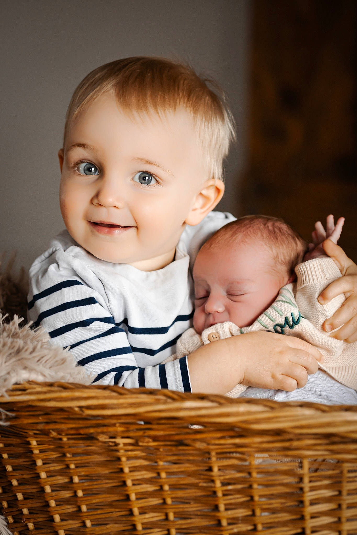 Lize a rejoint le concours — aidez-le/la à gagner de superbes lots ! baby, baby_toddler_clothing, basket, beauty, cheek, child, event, eye, face, flash_photography, grass, happy, joy, people_in_nature, person, photograph, sitting, skin, smile, storage_basket