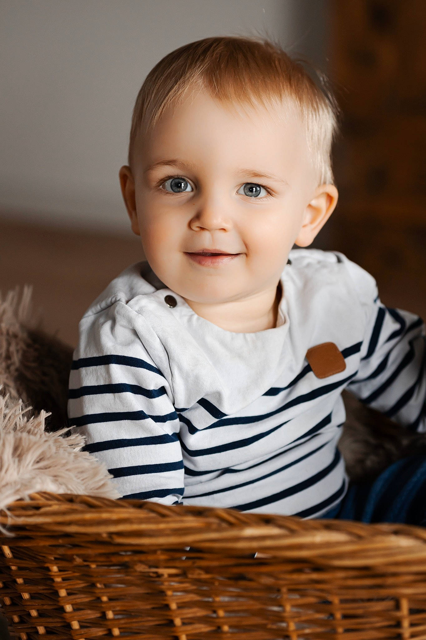 Zack participe au concours pour gagner de l'argent avec cette photo : baby, baby_toddler_clothing, basket, blond, cheek, child, event, facial_expression, flash_photography, flooring, fun, grass, happy, iris, joy, person, sitting, skin, sleeve, smile