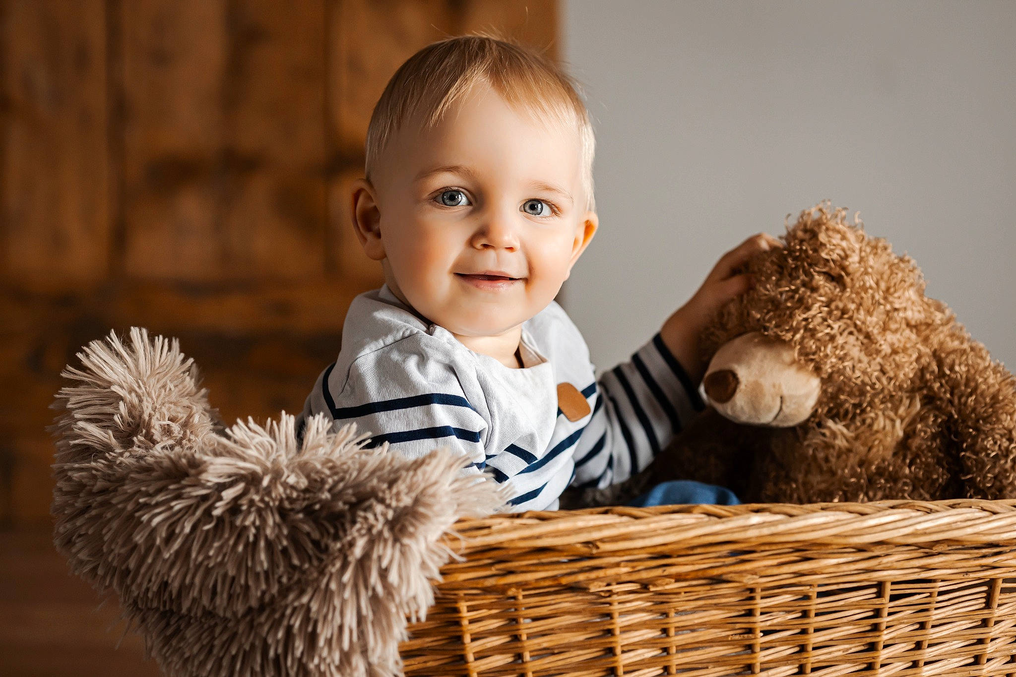 Zack a rejoint le concours — aidez-le/la à gagner de superbes lots ! baby, baby_toddler_clothing, basket, child, comfort, flash_photography, fun, fur, gesture, happy, human, joy, people_in_nature, person, sitting, skin, smile, stuffed_toy, toddler, toy