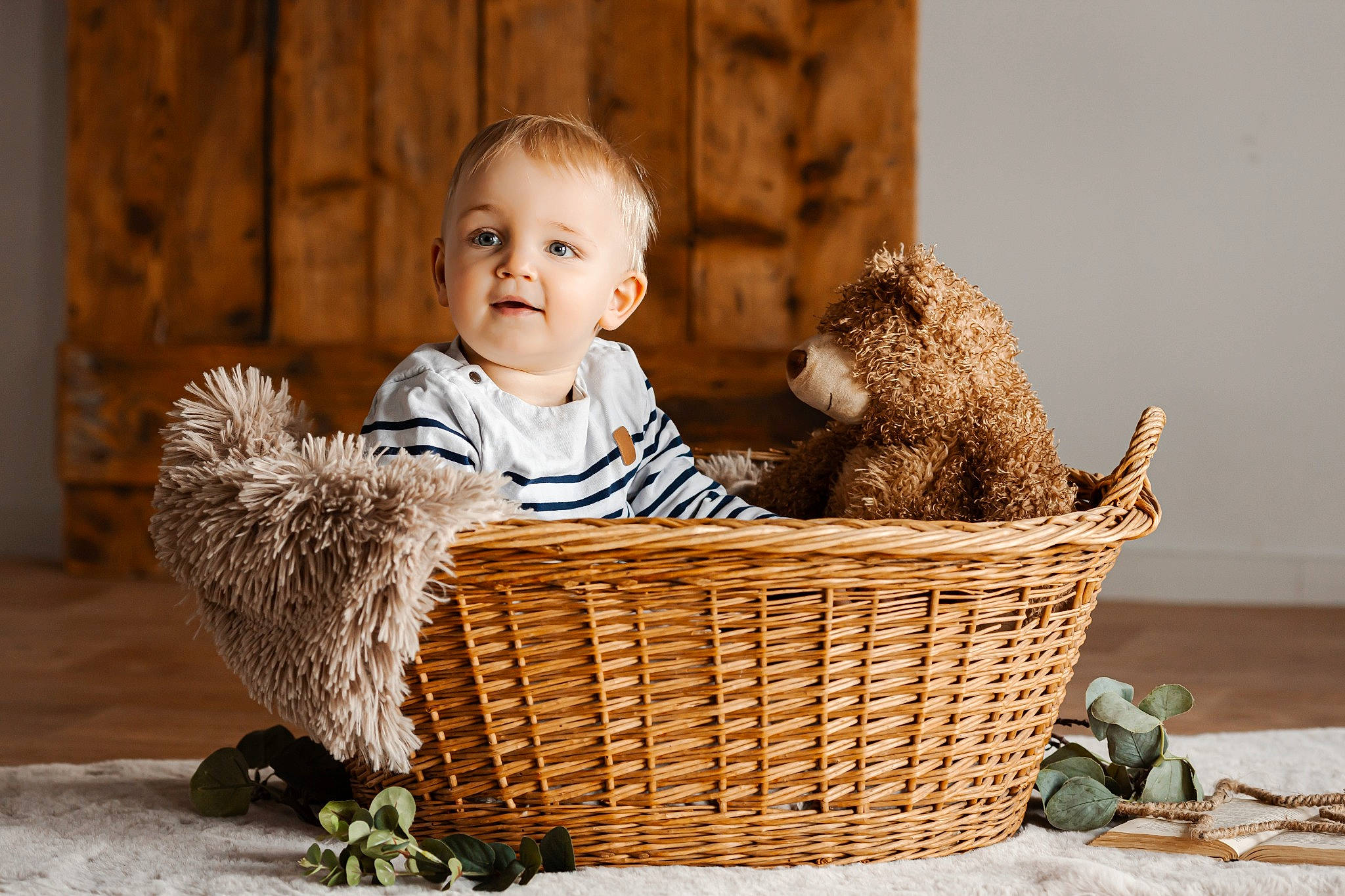 Zack a rejoint le concours — aidez-le/la à gagner de superbes lots ! baby, baby_toddler_clothing, basket, child, comfort, door, event, flash_photography, fur, grass, happy, people_in_nature, person, picnic_basket, sitting, smile, storage_basket, toddler, toy, wicker