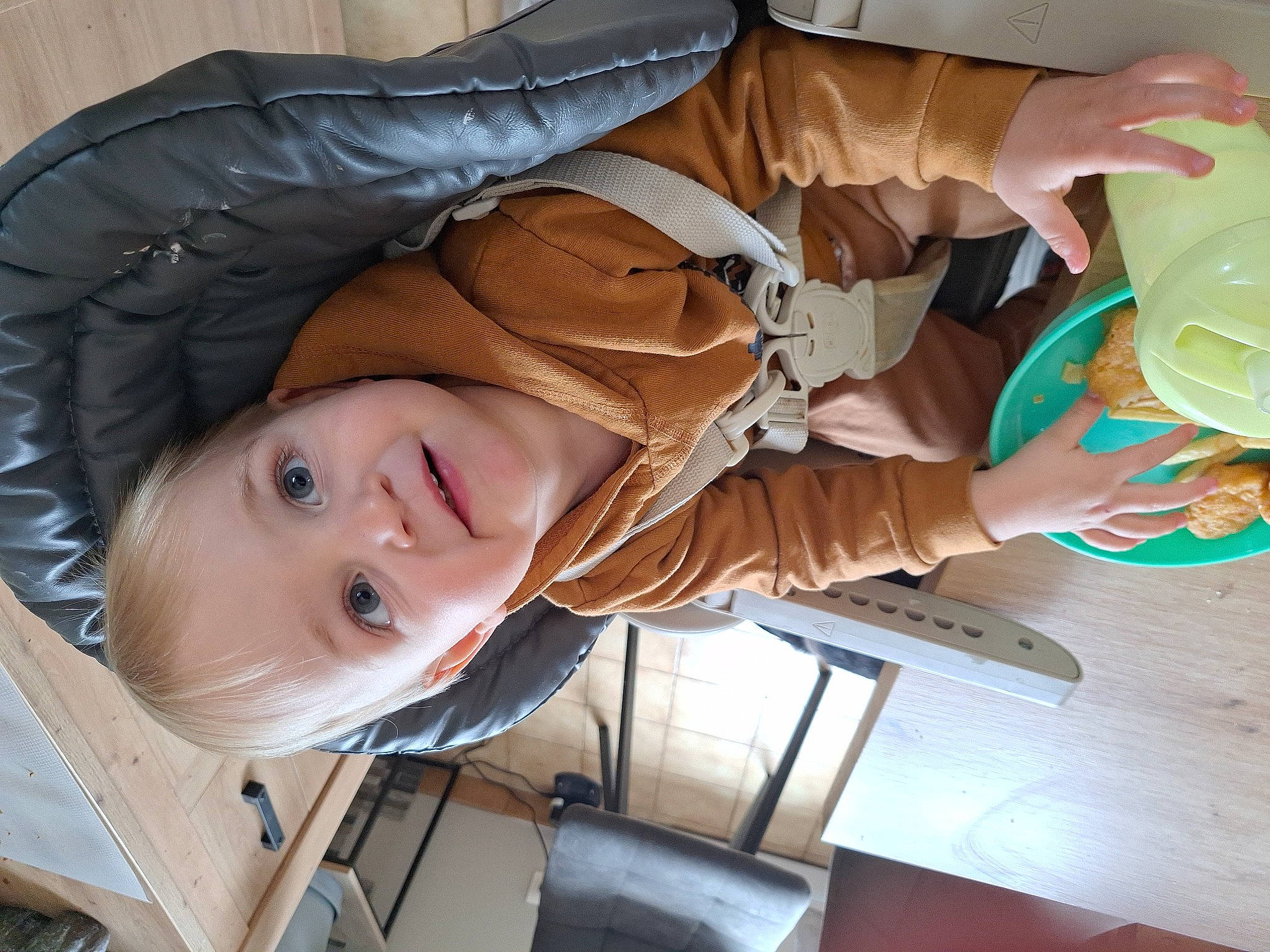 Zack participe au concours pour gagner de l'argent avec cette photo : baby, baby_products, blond, chair, child, comfort, fun, mouth, person, sitting, sleeve, smile, toddler, vacation, vertebrate, wood