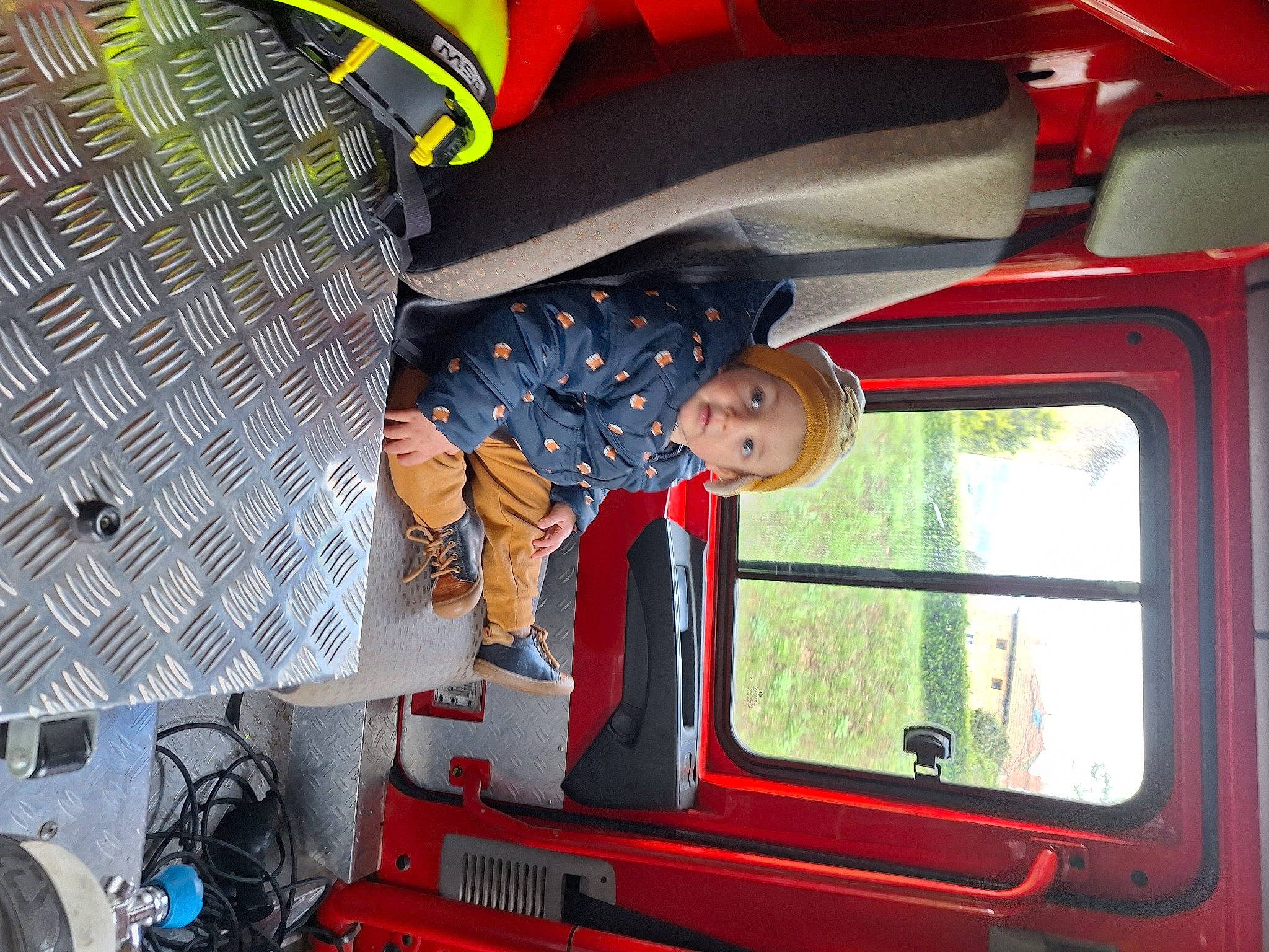 Zack participe au concours pour gagner de l'argent avec cette photo : auto_part, automotive_design, automotive_exterior, automotive_lighting, automotive_tire, automotive_wheel_system, automotive_window_part, bumper, gas, hat, headwear, hood, machine, mode_of_transport, motor_vehicle, person, tire, trunk, vehicle, vehicle_door