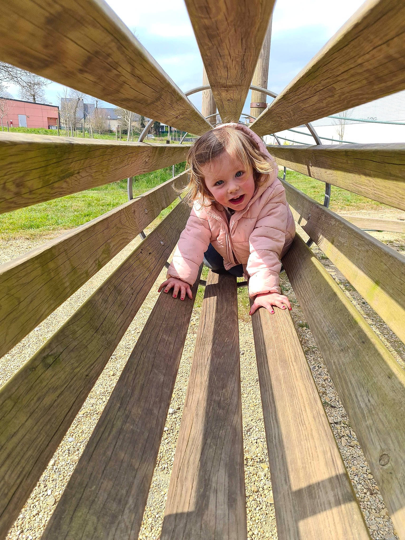 Lisa a rejoint le concours — aidez-le/la à gagner de superbes lots ! bridge, flooring, fun, grass, happy, hardwood, jacket, landscape, leisure, pattern, people_in_nature, person, plank, recreation, symmetry, tints_and_shades, toddler, travel, walkway, wood