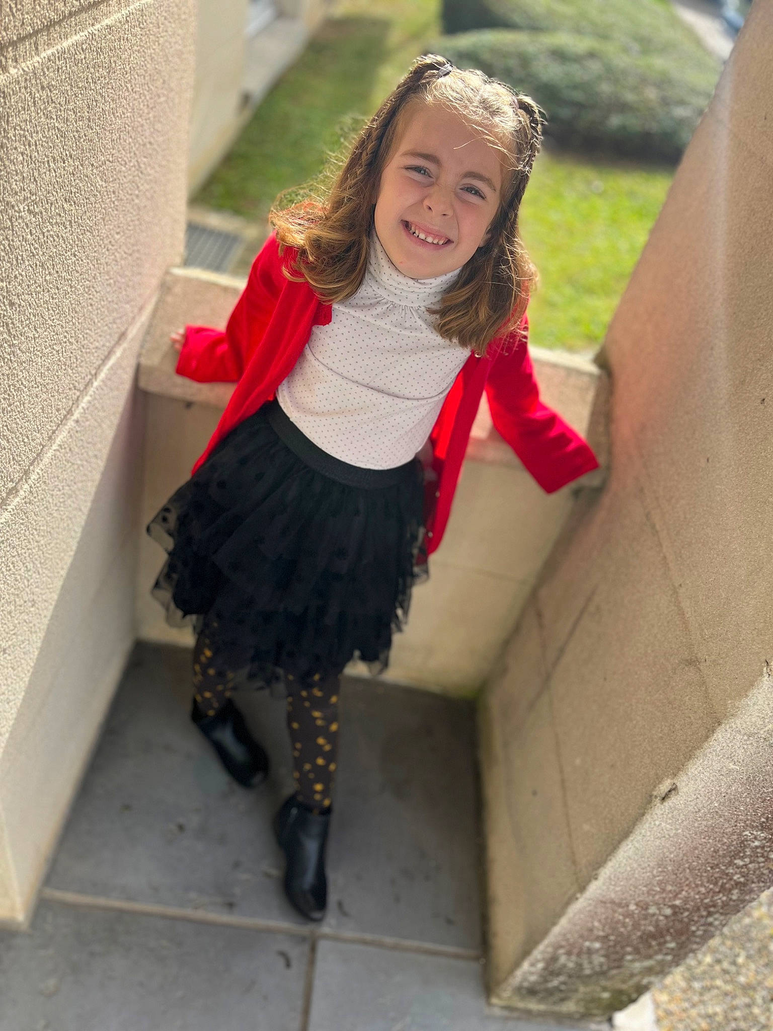 Lou a rejoint le concours — aidez-le/la à gagner de superbes lots ! black_hair, blond, brown_hair, eye, hair, happy, head, human_body, human_leg, joy, knee, leg, long_hair, pattern, person, shoe, shoulder, smile, sock, thigh