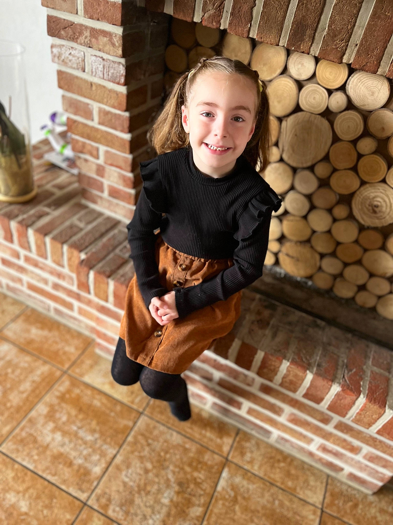Lou a rejoint le concours — aidez-le/la à gagner de superbes lots ! brick, brickwork, flash_photography, floor, flooring, foot, fun, happy, hardwood, human_leg, joy, knee, leisure, person, shoe, sitting, smile, stairs, t_shirt, thigh