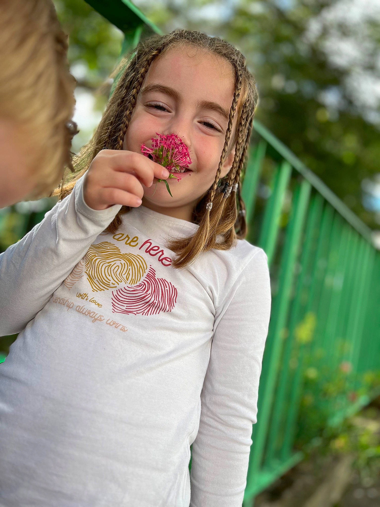 Lou participe au concours pour gagner de l'argent avec cette photo : brown_hair, child, event, eyelash, eyewear, fashion_accessory, fun, grass, happy, jewellery, joy, leisure, lip, long_hair, necklace, people_in_nature, person, plant, t_shirt, toddler