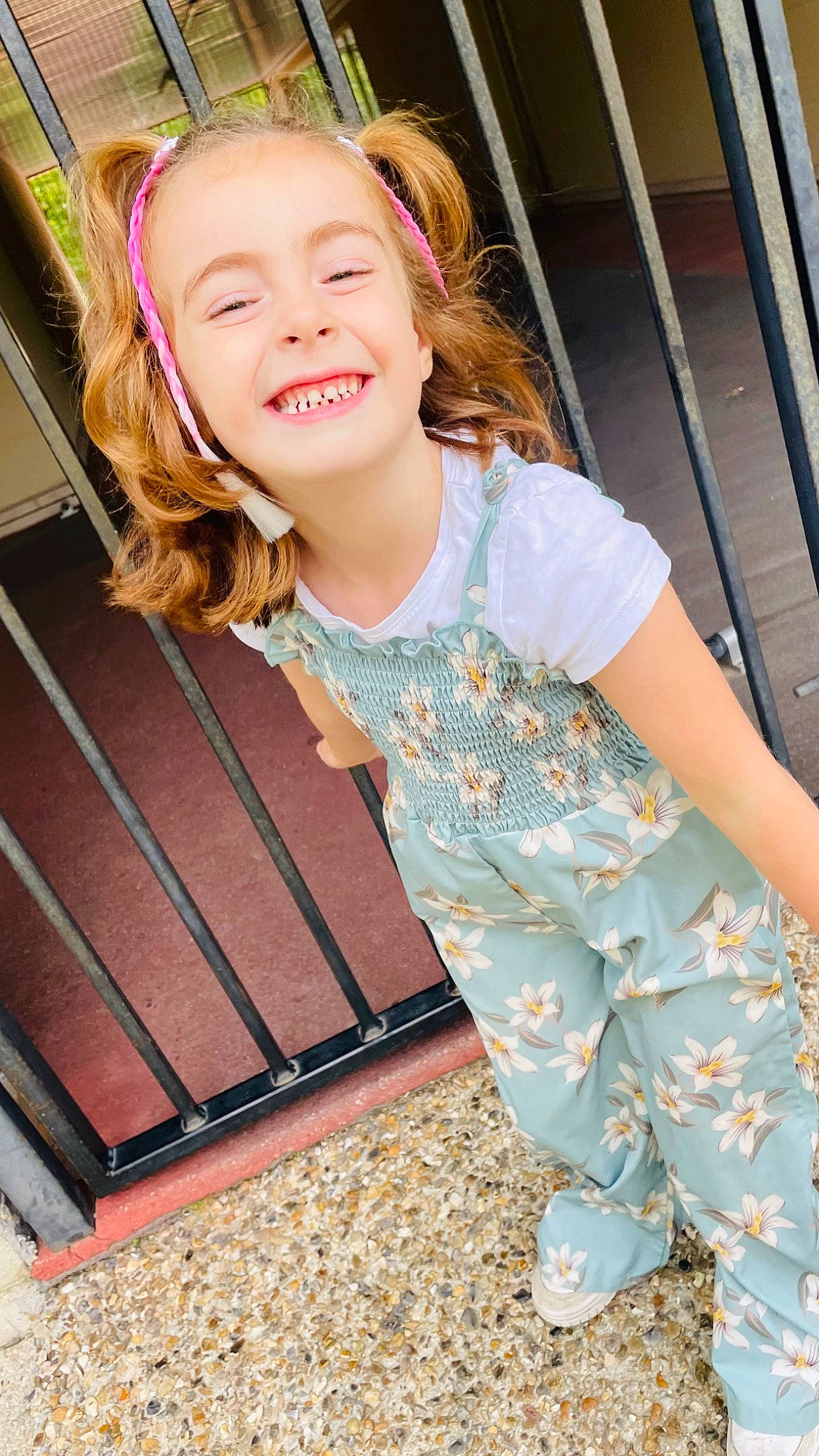 Lou a rejoint le concours — aidez-le/la à gagner de superbes lots ! blond, child, face, facial_expression, flash_photography, fun, happy, human_leg, joy, leisure, long_hair, organ, person, pink, skin, sleeve, smile, standing, textile, thigh