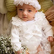 Valentina participe au concours pour gagner de l'argent avec cette photo : baby, infant, newborn, headband, flower_crown, white_dress, lace, flowers, bouquet, pillow, portrait, closeup, hands, eyes, soft_lighting, studio_photography, newborn_photography, floral_theme, cozy, peaceful