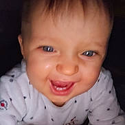 Ilyena participe au concours pour gagner de l'argent avec cette photo : arm, baby, blue_eyes, child, close_up, clothing, cute, expression, face, happy, human, indoor, infant, long_sleeve, person, portrait, skin, smile, tattoo, young