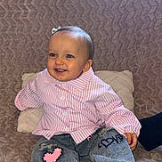 Ilyena a rejoint le concours — aidez-le/la à gagner de superbes lots ! baby, child, smile, shirt, striped_clothing, jeans, patch, heart, sneakers, shoe, indoor, couch, pillow, plush, hair_bow, happy, seated, person, cute, cozy