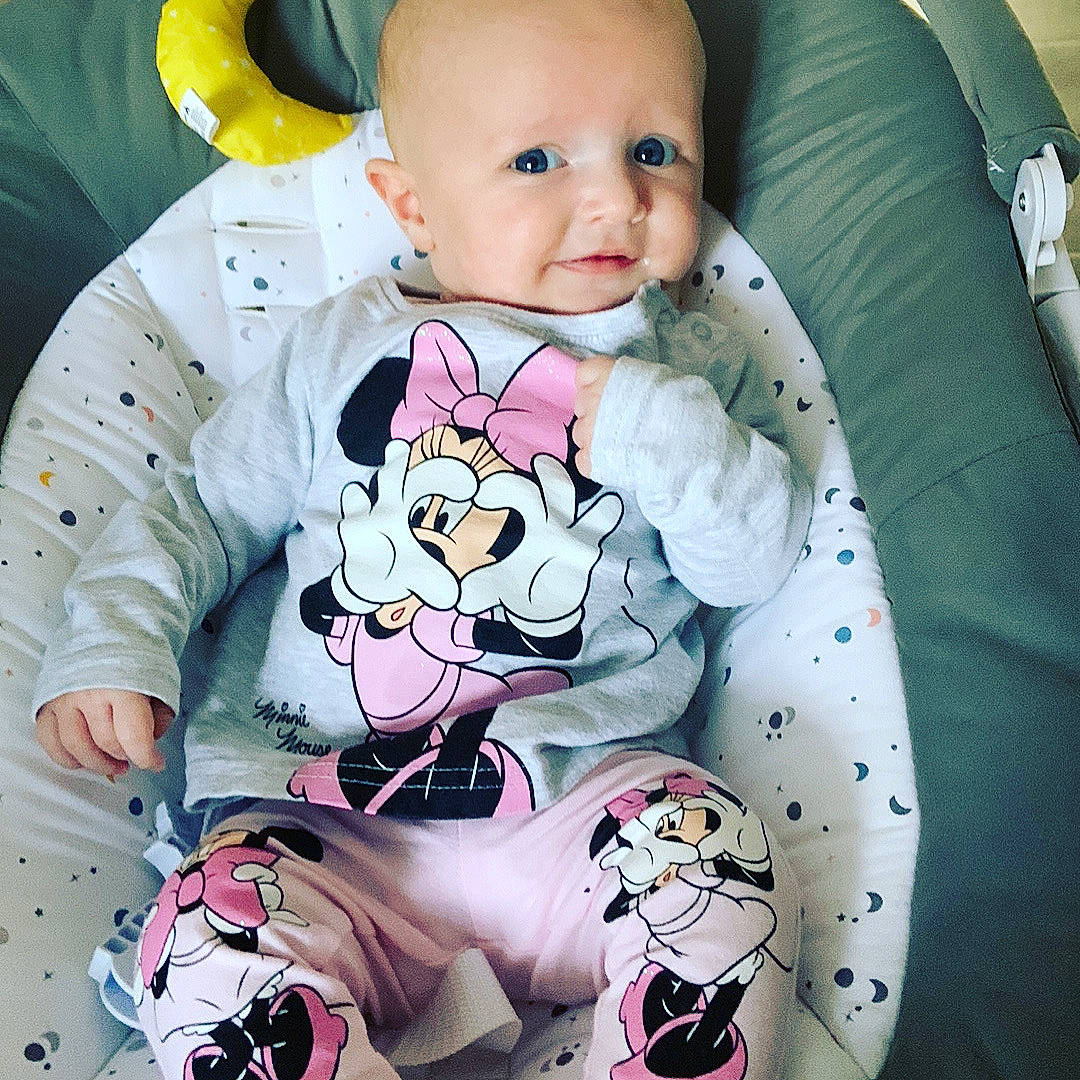 Lévana participe au concours pour gagner de l'argent avec cette photo : baby, baby_safety, baby_toddler_clothing, cheek, child, comfort, cool, facial_expression, happy, linens, mouth, person, photograph, pink, product, skin, sleeve, smile, textile, toddler