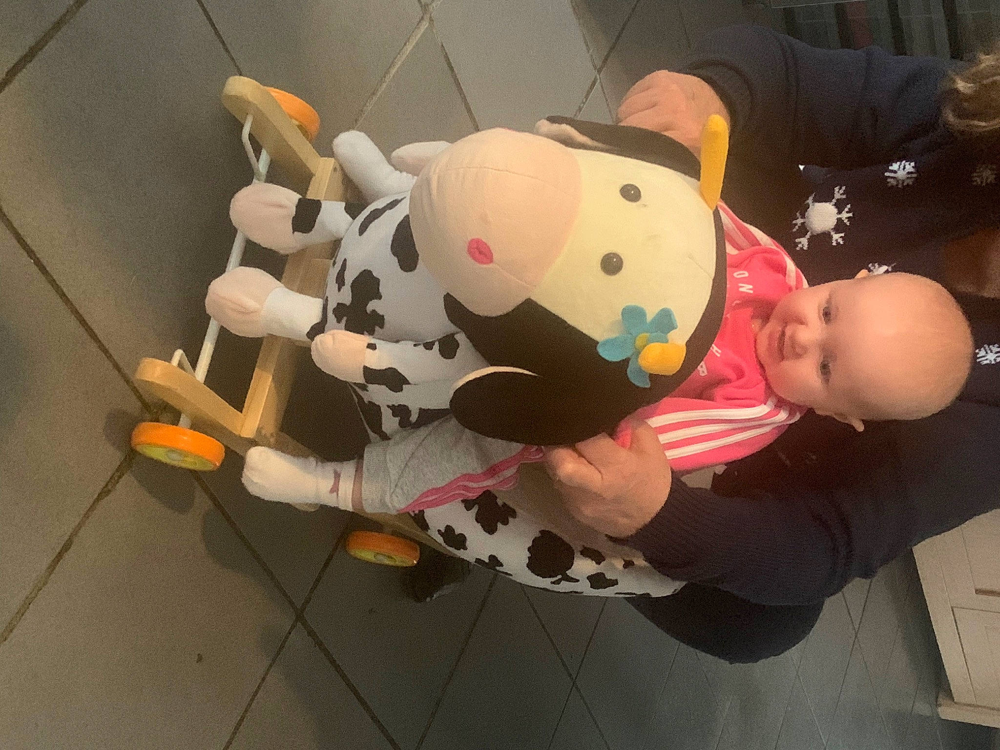 Lévana a rejoint le concours — aidez-le/la à gagner de superbes lots ! animation, baby, baby_products, baby_toddler_clothing, baby_toys, carmine, child, flooring, fun, games, happy, mascot, party_supply, person, plush, room, smile, space, stuffed_toy, toddler