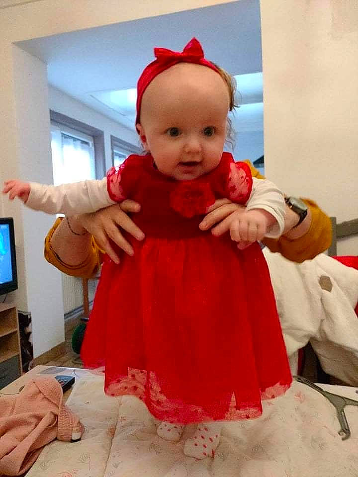 Lévana participe au concours pour gagner de l'argent avec cette photo : baby, baby_toddler_clothing, child, costume, costume_hat, event, flooring, fun, happy, hat, holiday, home_appliance, magenta, peach, person, pink, room, smile, television, thumb