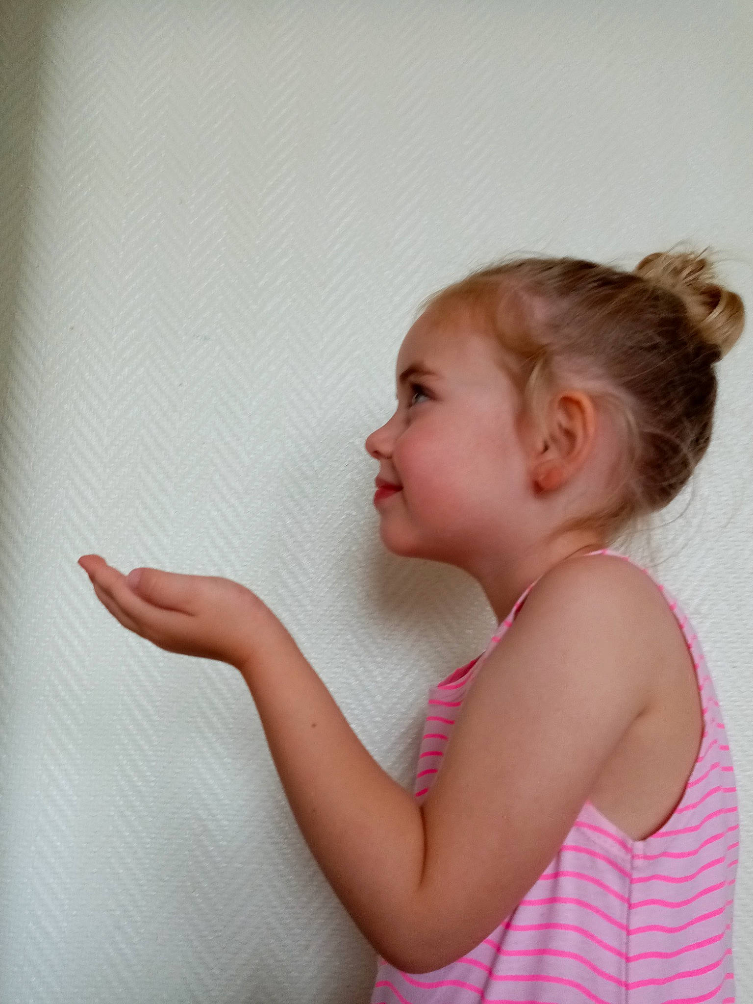 Hina participe au concours pour gagner de l'argent avec cette photo : arm, baby, cheek, child, chin, ear, face, finger, gesture, hair, hand, joint, neck, nose, person, pink, shoulder, skin, toddler