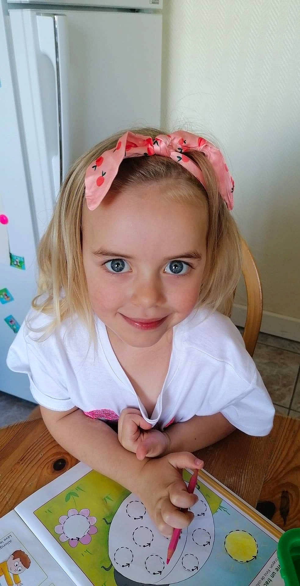 Hina a rejoint le concours — aidez-le/la à gagner de superbes lots ! baby, blond, child, fashion_accessory, finger, hair, hair_accessory, headband, headgear, joy, person, play, toddler