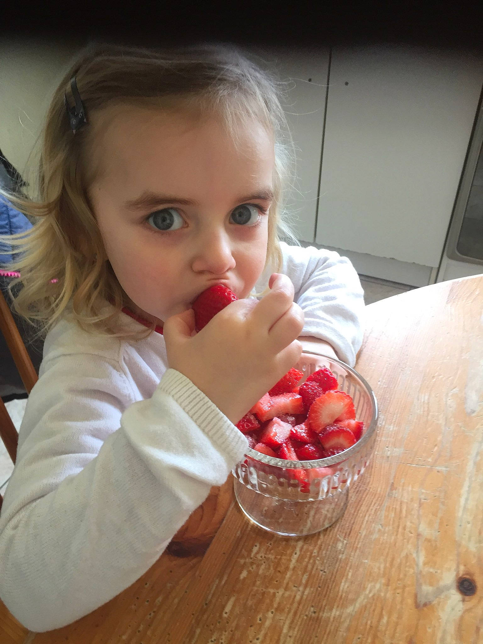 Hina participe au concours pour gagner de l'argent avec cette photo : baby, blond, child, cuisine, dessert, eating, finger, food, frozen_dessert, fruit, hand, ice_cream, lip, person, plant, play, strawberries, strawberry, sundae, sweetness