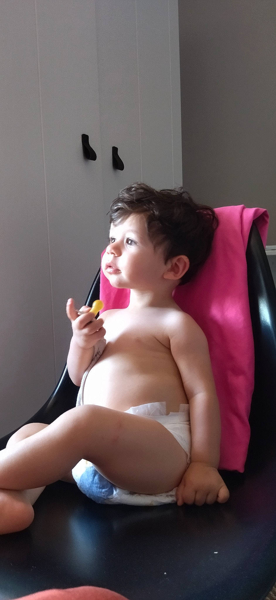 Albin participe au concours pour gagner de l'argent avec cette photo : black_hair, chest, comfort, elbow, eyelash, finger, floor, flooring, gesture, hair, hairstyle, joint, knee, leg, lip, neck, person, shoulder, skin, thigh