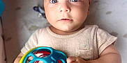 Santino a rejoint le concours — aidez-le/la à gagner de superbes lots ! baby, child, toy, ball, curious, blue_eyes, infant, play_area, soft_lighting, cute, hands, clothing, indoors, portrait, looking_at_camera, young, playtime, closeup, expression, colorful