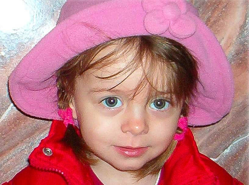 Thalia participe au concours pour gagner de l'argent avec cette photo : cap, cheek, chin, clothing, cool, costume_hat, eye, eyebrow, eyelash, hair, happy, head, headgear, headpiece, lip, magenta, nose, person, pink, skin