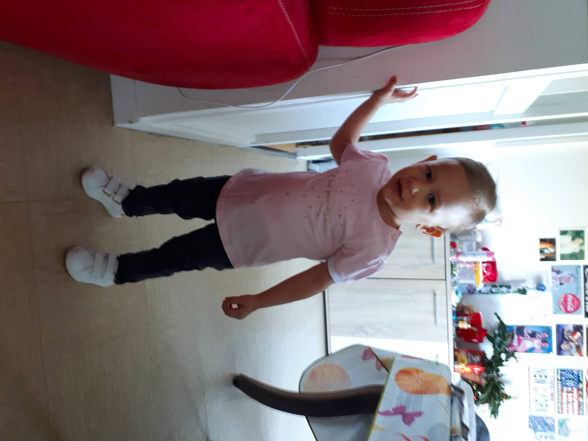 Marie Louise a rejoint le concours — aidez-le/la à gagner de superbes lots ! balance, ceiling, child, cleanliness, comfort, elbow, flooring, fun, hardwood, human_leg, knee, person, room, toddler