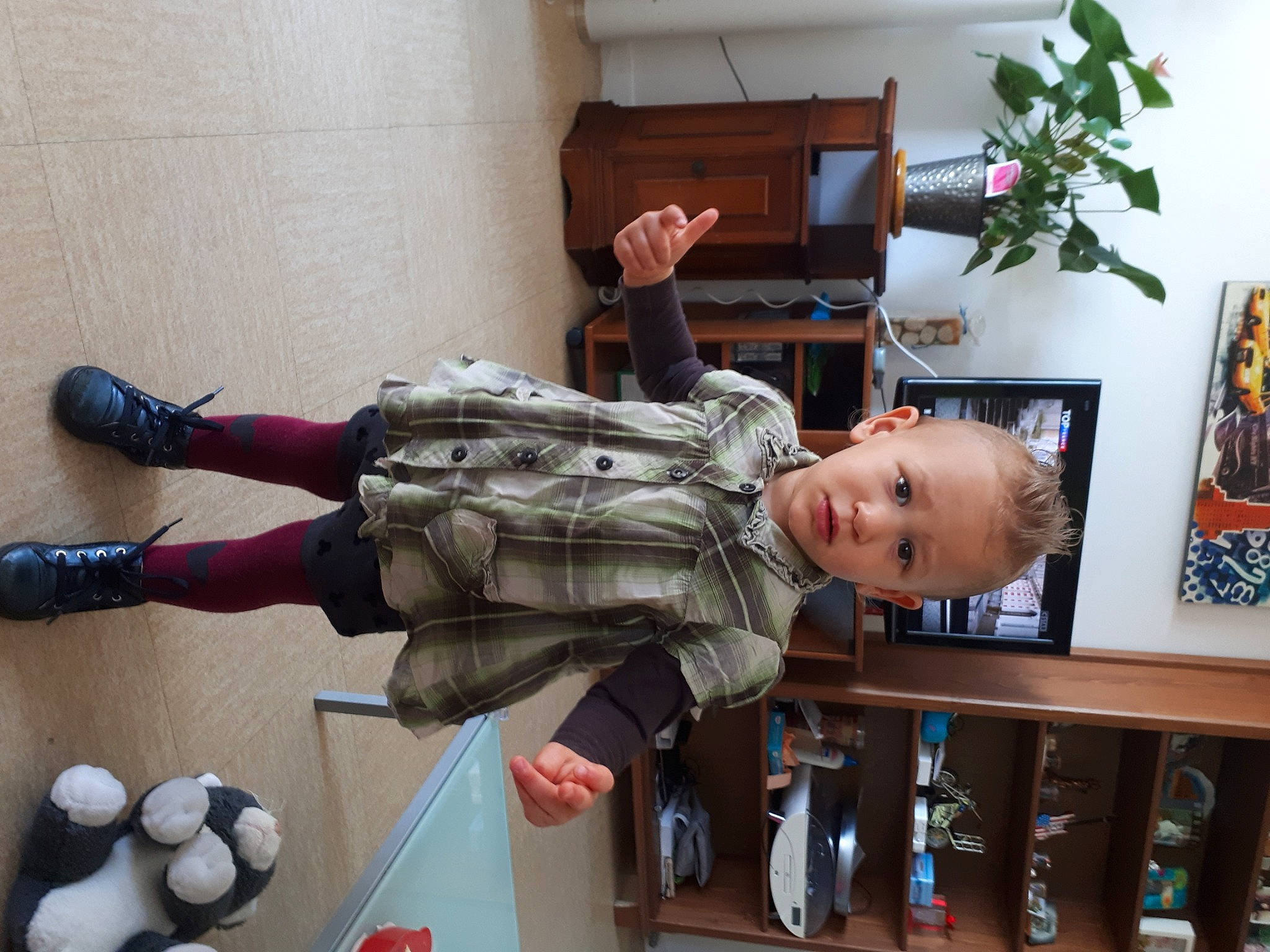 Marie Louise a rejoint le concours — aidez-le/la à gagner de superbes lots ! arm, baby, ball, bottle, carmine, child, flowerpot, fun, gesture, houseplant, human_leg, knee, person, plant, shelf, shelving, smile, thigh, thumb, toddler