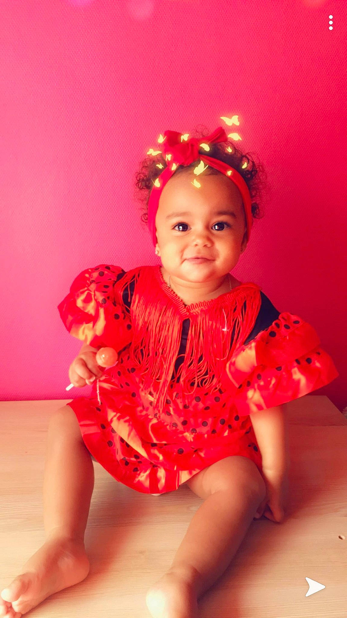 Alyssa a rejoint le concours — aidez-le/la à gagner de superbes lots ! baby, baby_toddler_clothing, day_dress, dress, eye, face, fashion_design, fun, happy, hat, head, headgear, human_body, joy, magenta, orange, person, pink, sleeve, smile