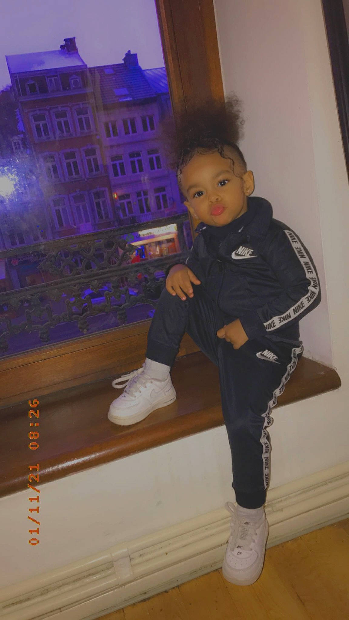 Alyssa a rejoint le concours — aidez-le/la à gagner de superbes lots ! boot, child, denim, electric_blue, flooring, fun, hardwood, human_leg, knee, person, purple, room, sitting, sleeve, sneakers, sock, sportswear, thigh, toddler, window