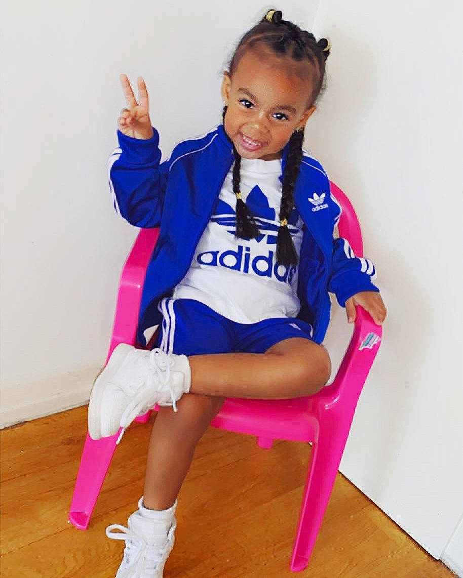 Alyssa a rejoint le concours — aidez-le/la à gagner de superbes lots ! baby_toddler_clothing, chair, dress, electric_blue, face, hair, happy, human_leg, joint, joy, knee, magenta, neck, person, purple, sleeve, smile, sock, sportswear, t_shirt