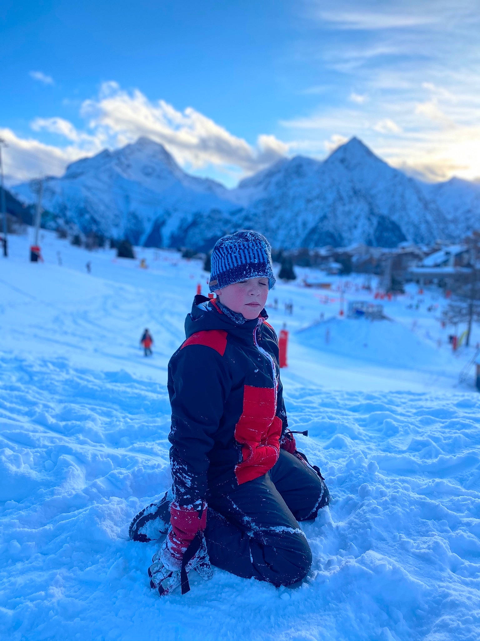 Leandro participe au concours pour gagner de l'argent avec cette photo : adventure, alps, beanie, boot, electric_blue, freezing, geological_phenomenon, glacial_landform, headwear, hood, ice, ice_cap, mountain, mountain_range, mountainous_landforms, outdoor_shoe, person, playing_in_the_snow, ridge, snow