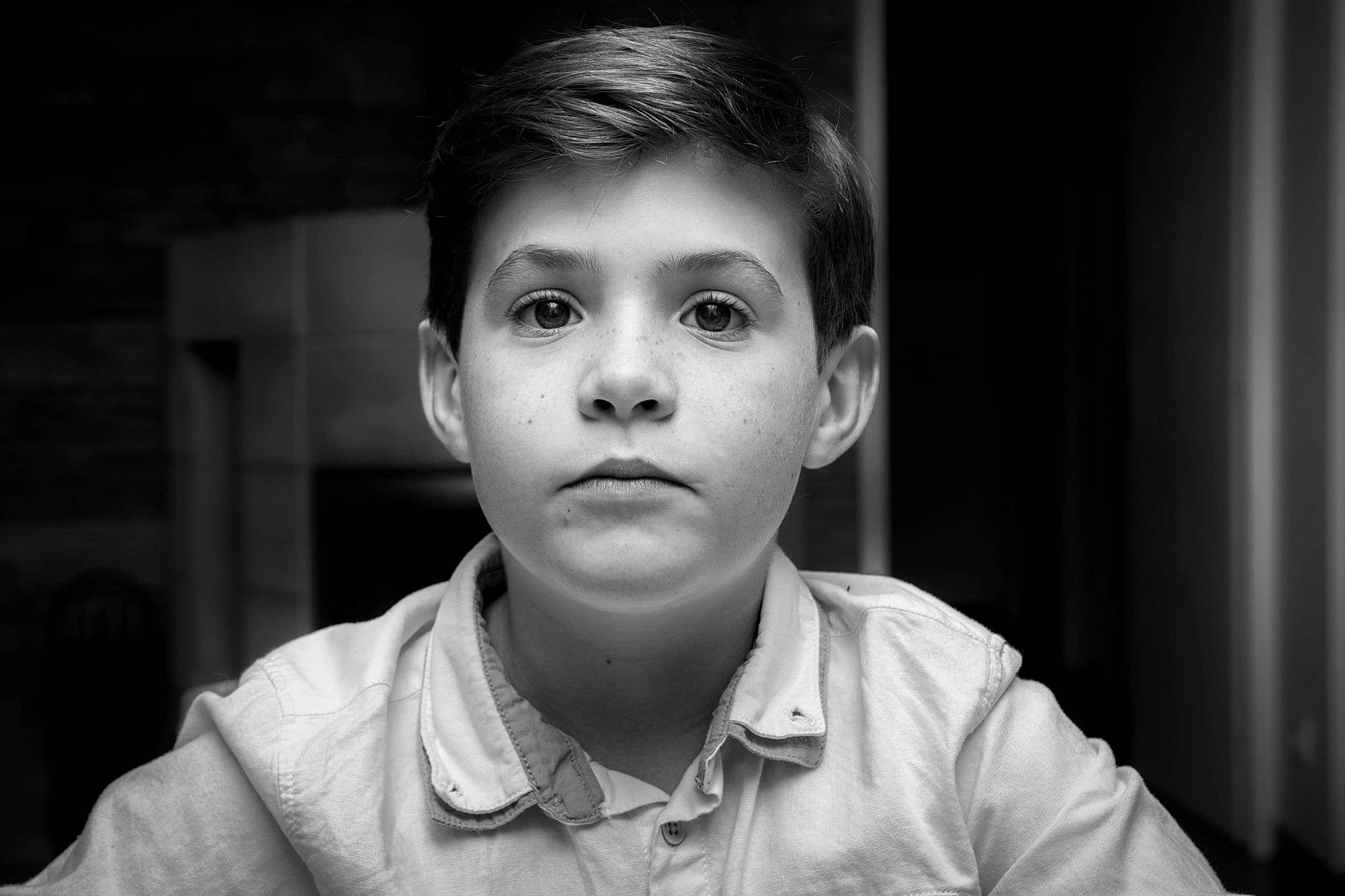 Leandro a rejoint le concours — aidez-le/la à gagner de superbes lots ! black_and_white, black_hair, button, cheek, curtain, ear, eye, eyebrow, eyelash, flash_photography, forehead, hairstyle, iris, jaw, monochrome, monochrome_photography, person, portrait, portrait_photography, snapshot