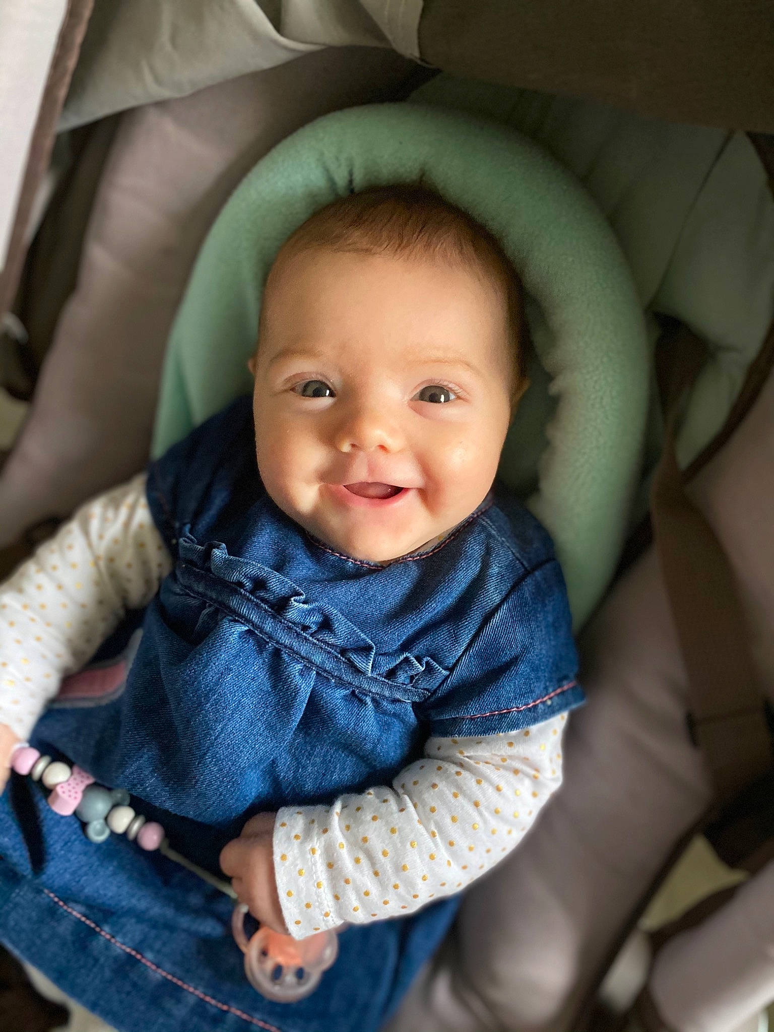 Alessia a rejoint le concours — aidez-le/la à gagner de superbes lots ! baby, baby_products, baby_safety, baby_toddler_clothing, cheek, child, comfort, denim, eye, iris, laugh, mouth, nose, person, product, textile, toddler