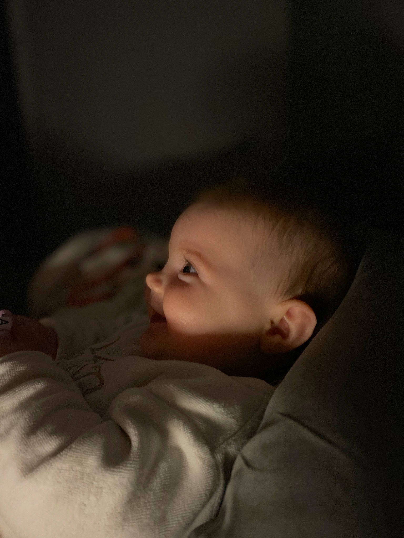 Alessia participe au concours pour gagner de l'argent avec cette photo : baby, cheek, child, comfort, darkness, ear, elbow, eyelash, flash_photography, fun, gesture, iris, monochrome, monochrome_photography, nose, person, portrait_photography, sitting, skin, toddler