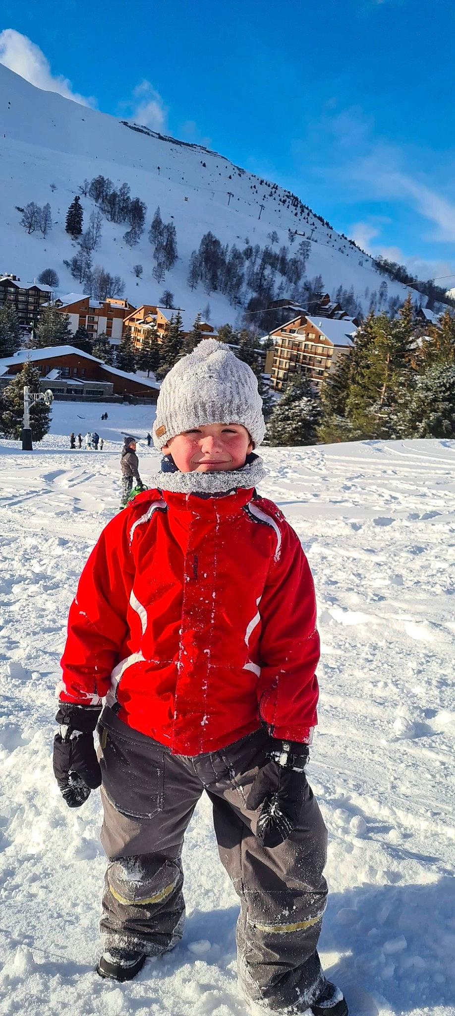 Andrea a rejoint le concours — aidez-le/la à gagner de superbes lots ! baby_toddler_clothing, beanie, bonnet, carmine, cheek, freezing, geological_phenomenon, glacial_landform, glove, headgear, headwear, hill_station, holiday, ice_cap, jacket, knit_cap, mountain_range, person, playing_in_the_snow, slope