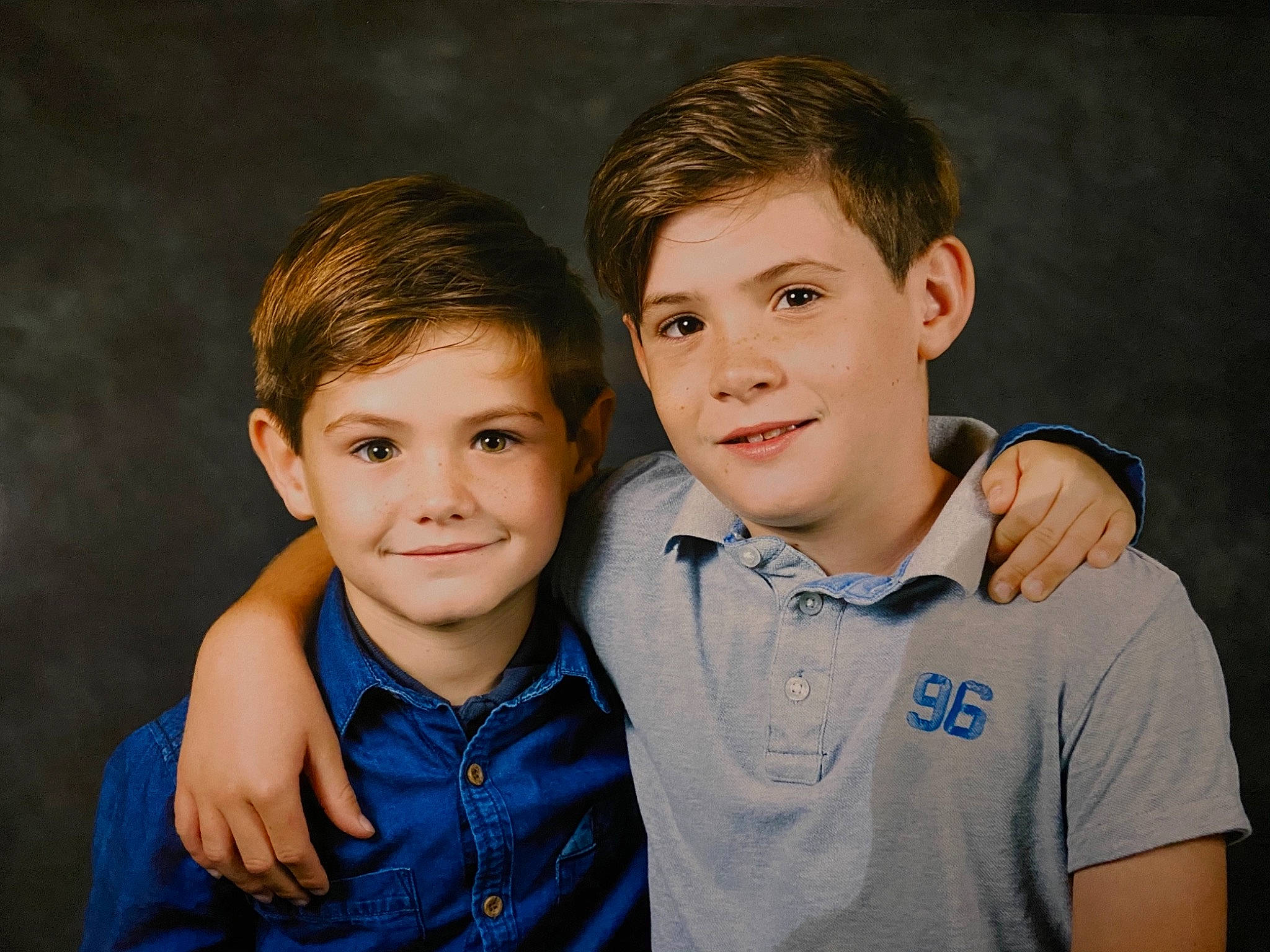 Andrea a rejoint le concours — aidez-le/la à gagner de superbes lots ! baby_toddler_clothing, brown_hair, button, cheek, child, collar, cool, dress_shirt, ear, flash_photography, forehead, hair, hairstyle, happy, iris, joy, person, pleased, portrait_photography, shirt
