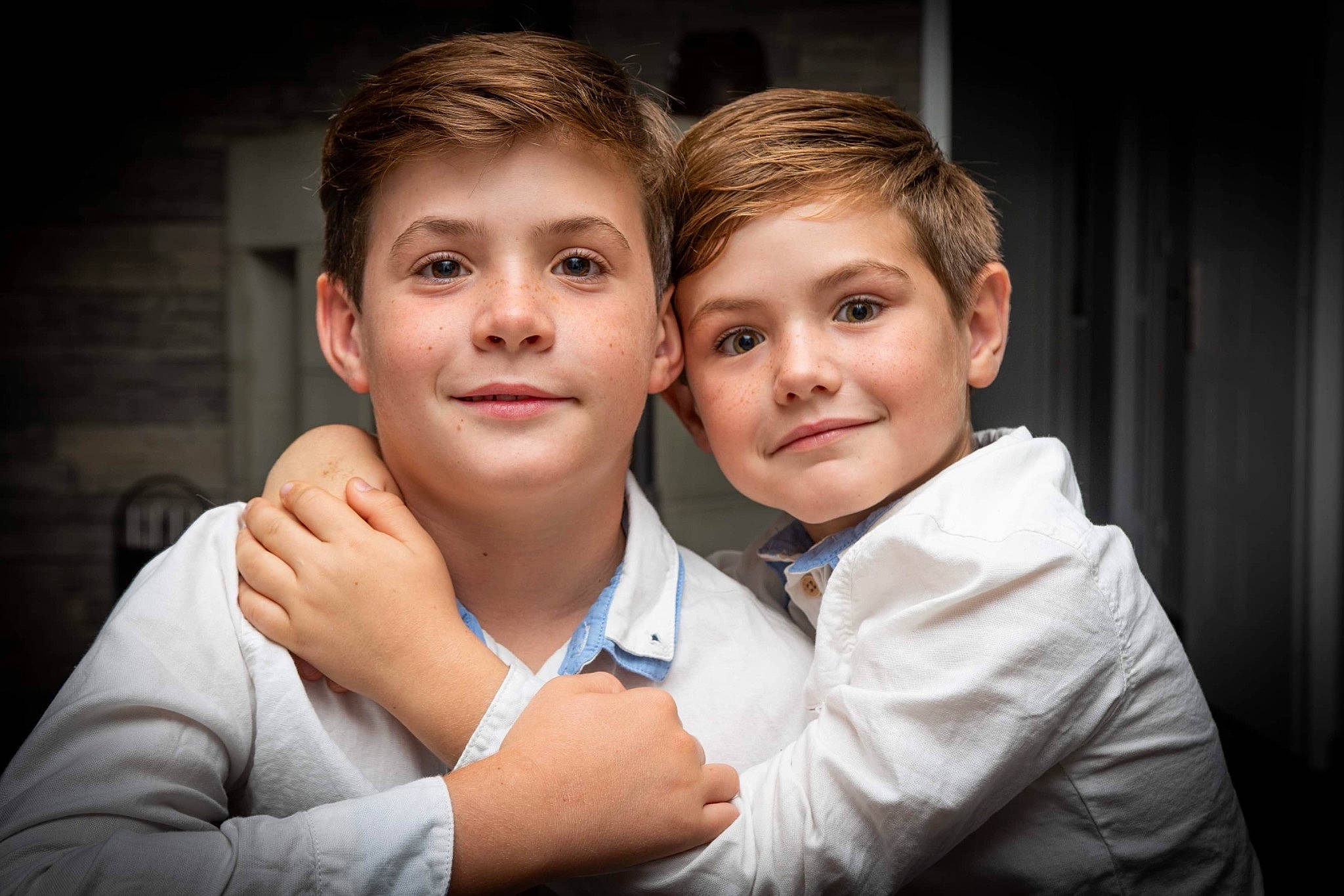 Andrea a rejoint le concours — aidez-le/la à gagner de superbes lots ! bracelet, child, child_model, collar, curtain, dress_shirt, ear, eye, face, flash_photography, gesture, happy, joy, love, person, portrait, portrait_photography