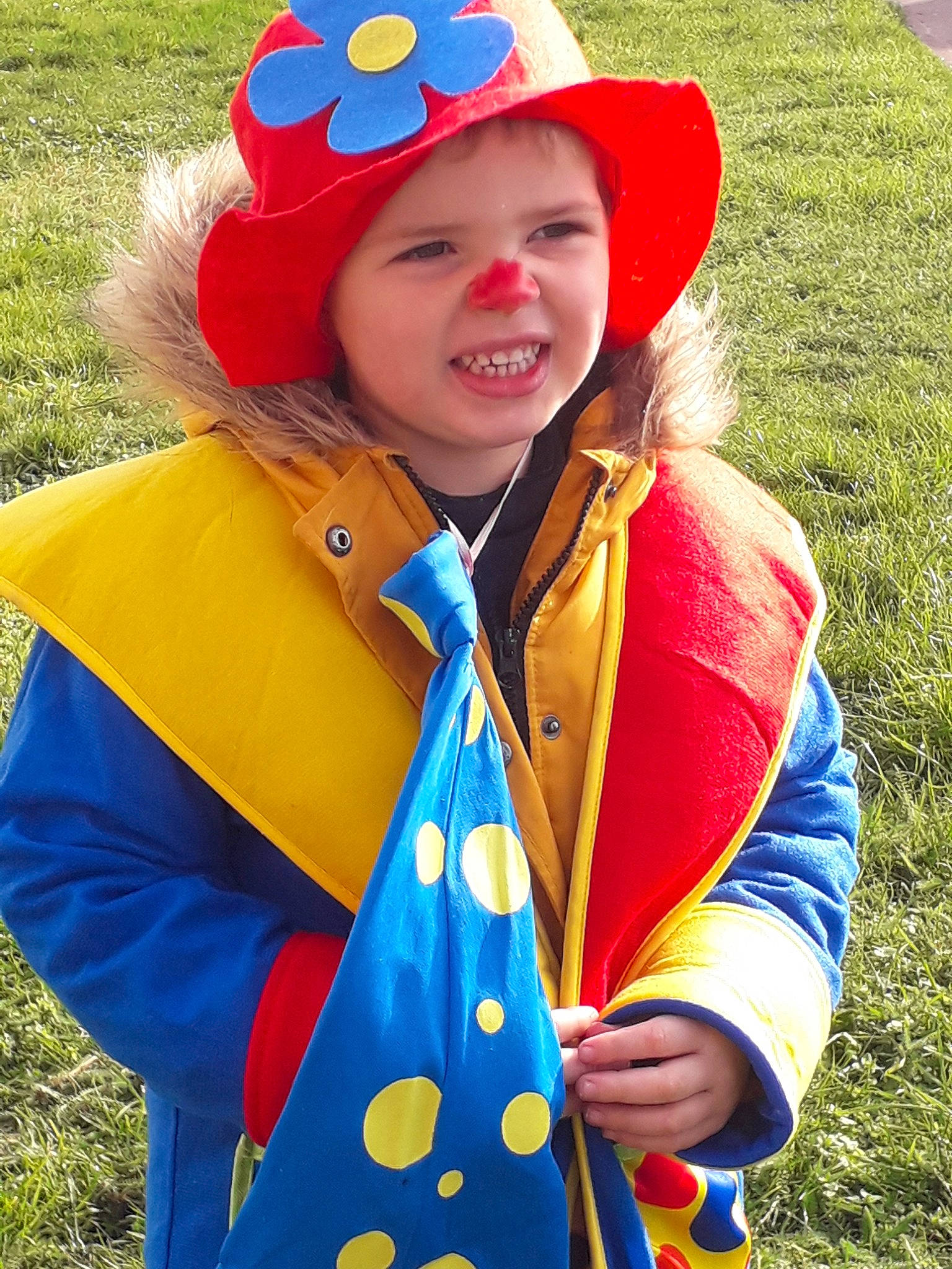 Timeo participe au concours pour gagner de l'argent avec cette photo : child, costume, joy, outerwear, person, smile