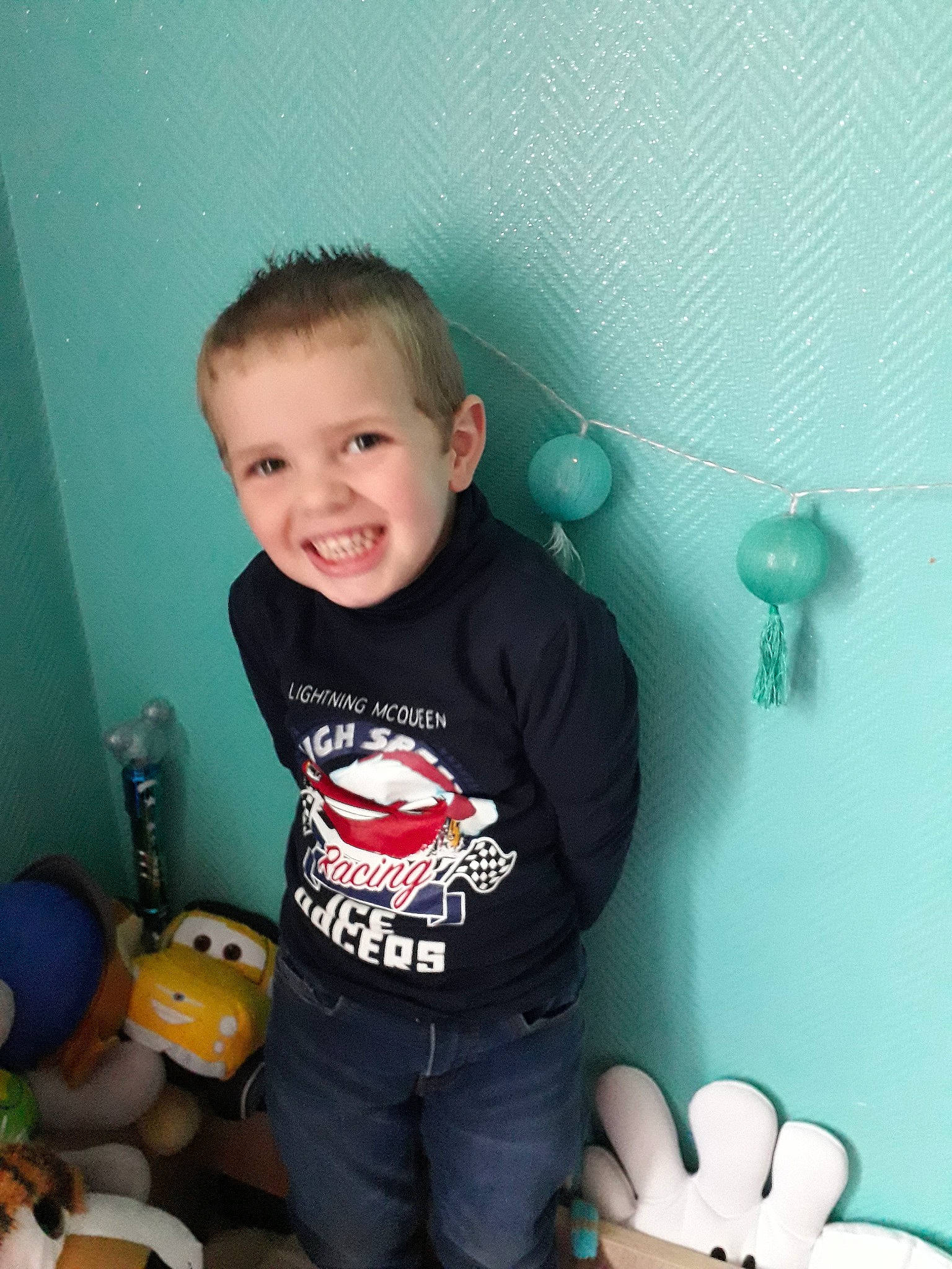 Timeo a rejoint le concours — aidez-le/la à gagner de superbes lots ! arm, baby_toddler_clothing, child, cool, happy, joy, person, play, sitting, smile, standing, t_shirt, toddler