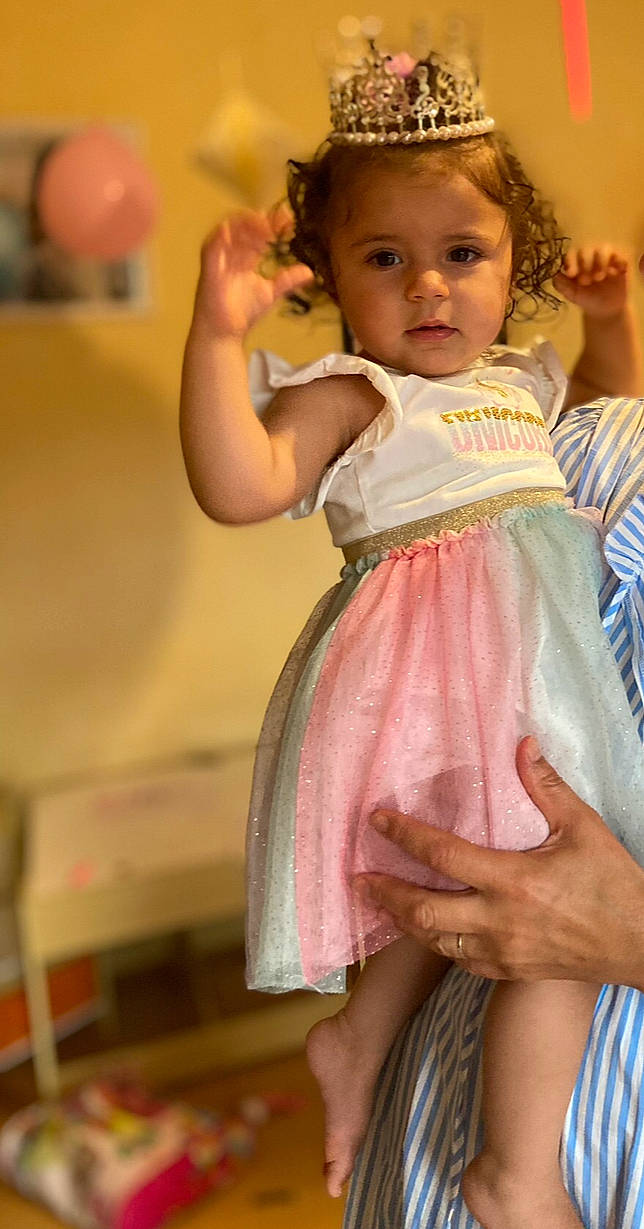 Shérine participe au concours pour gagner de l'argent avec cette photo : baby, baby_toddler_clothing, balloon, blond, cheek, child, day_dress, dress, eye, face, finger, fun, happy, head, iris, nail, one_piece_garment, person, pink, skin