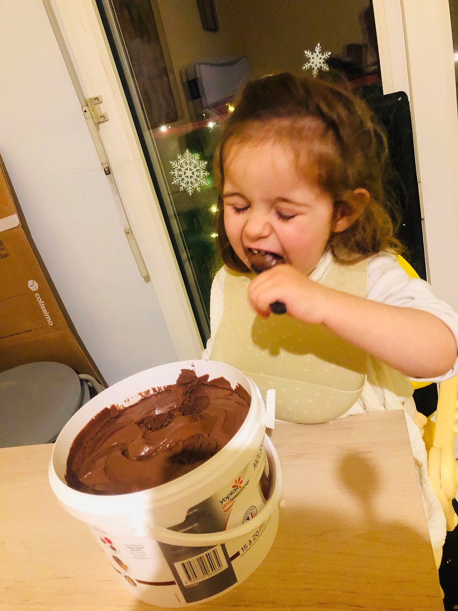 Kamilya a rejoint le concours — aidez-le/la à gagner de superbes lots ! chocolate, coffee, comfort_food, cream, cuisine, cup, dairy, dessert, dish, drink, drinkware, food, food_craving, frozen_dessert, ingredient, person, smile, sweetness, tableware, toddler