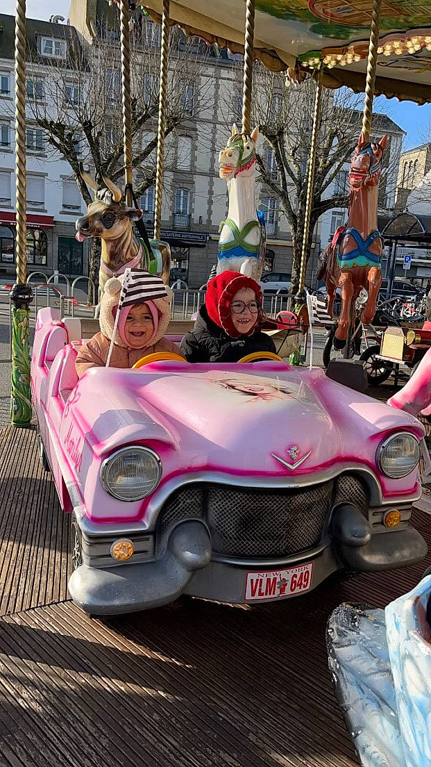 Kamilya a rejoint le concours — aidez-le/la à gagner de superbes lots ! auto_part, automotive_design, automotive_exterior, automotive_wheel_system, car, classic, event, eyewear, festival, fun, headwear, joy, motor_vehicle, motorcycle, pedestrian, person, pink, public_event, sunglasses, tire